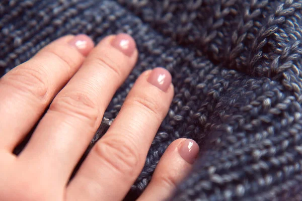 Nadelstiche Textur Schöner Blauer Strickstoff Als Hintergrund Weibliche Hand Beim — Stockfoto