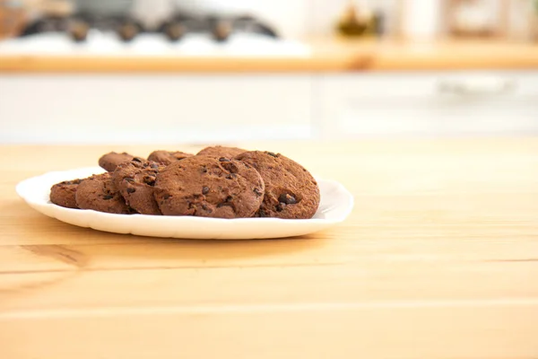 Deliciosas Sabrosas Galletas Con Chispas Chocolate Plato Blanco Sobre Una — Foto de Stock