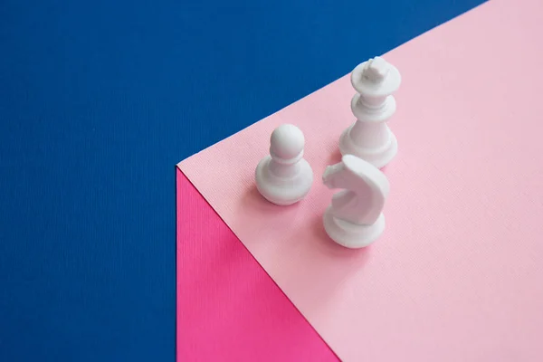 Белые Шахматные Фигуры Кубе Пешка Шахматный Рыцарь Шахматная Королева Ярком — стоковое фото