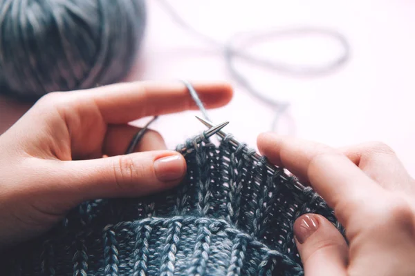 Weibliche Hände Mit Stricknadeln Aquamarin Pullover Aus Wolle Auf Rosa — Stockfoto