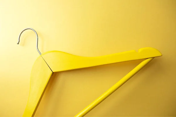 Una Percha Madera Color Amarillo Sobre Fondo Amarillo Brillante Piso — Foto de Stock