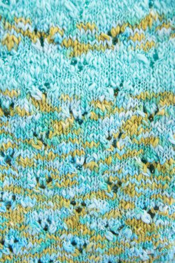 Çok renkli örgü kumaşın güzel dokusu. Arka plan olarak yeşil kumaş ördüm. Boşluğu kopyala