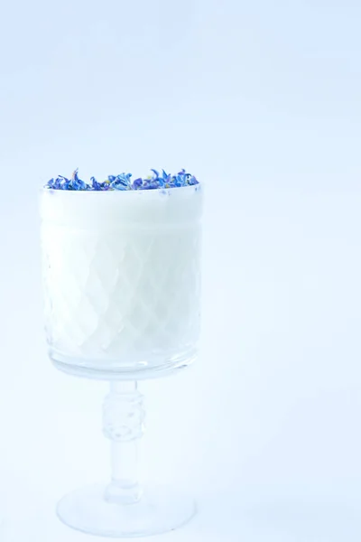 Vidro Cristal Bonito Com Leite Pétalas Flores Azuis Fundo Claro — Fotografia de Stock