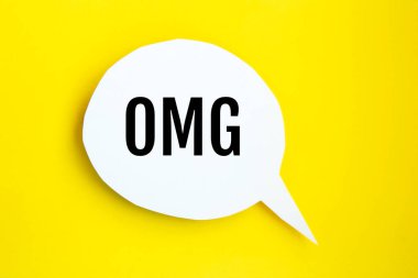 Beyaz kağıt konuşma balonu konsepti. Parlak sarı arka planda çizgi film konuşması. Konuşma balonu OMG