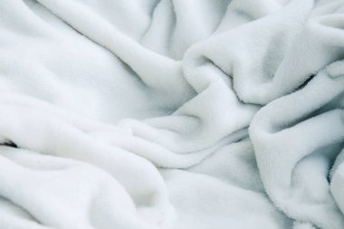 Gri, yumuşak, hafif battaniye. Beyaz pamuk havlu dokusu
