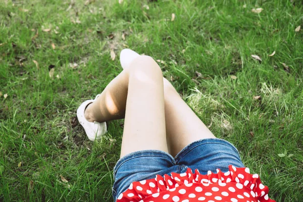 Schlanke Nackte Weiblich Gebräunte Beine Von Oben Auf Dem Grünen — Stockfoto