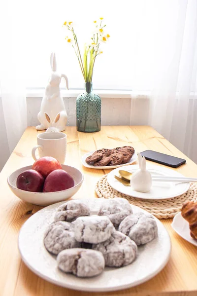 Narciso Flores Hermoso Jarrón Galletas Chocolate Plato Manzanas Rojas Una — Foto de Stock