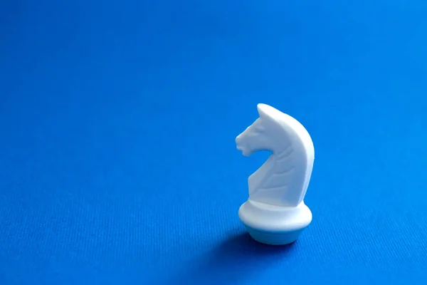 Ein Schachritter Auf Hellblauem Hintergrund Abstrakter Hintergrund Weiße Schachfiguren Für — Stockfoto