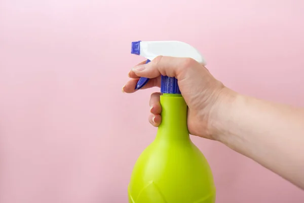 Pembe arka planda izole edilmiş plastik sprey sarı şişe. Deterjan ya da bitki ilaçlama için şişe.