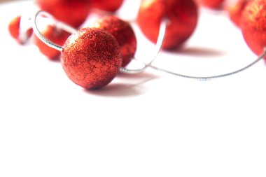 Beyaz arka planda parlak, kırmızı, parlak Noel çelenkleri. Noel ağacı süslemesi