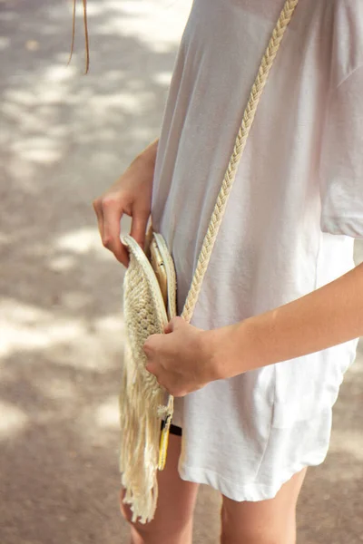 Ragazza Adolescente Abiti Casual Borsa Vimini Passeggiate Nel Parco Estate — Foto Stock