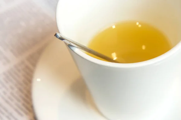 Белая Керамическая Чашка Горячим Имбирным Чаем Столе Кафе Теплый Напиток — стоковое фото