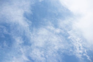 Beyaz bulutlu mavi parlak gökyüzü. Cennet arka planı. Gökyüzünde güzel beyaz bulutlar