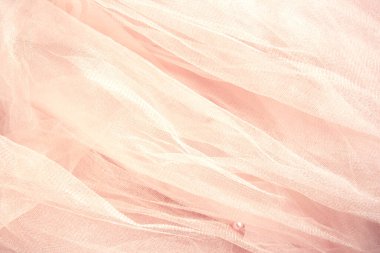 Parlak boncuklu güzel pembe tüller. Pembe tozlu kumaşın örtülü arka planı, dokusu. Boşluğu kopyala