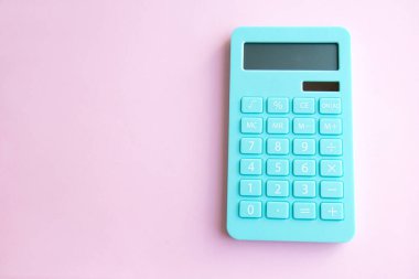 Pembe arkaplanda izole edilmiş nane hesap makinesi. Aile bütçesi kavramı, yatırımlar