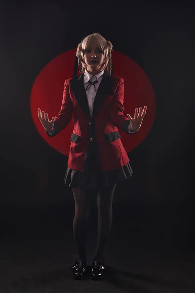 Kırmızı çemberde siyah arka planda Cosplayer kızı