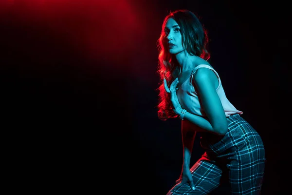 Turkuaz filtreyle aydınlatılmış kız