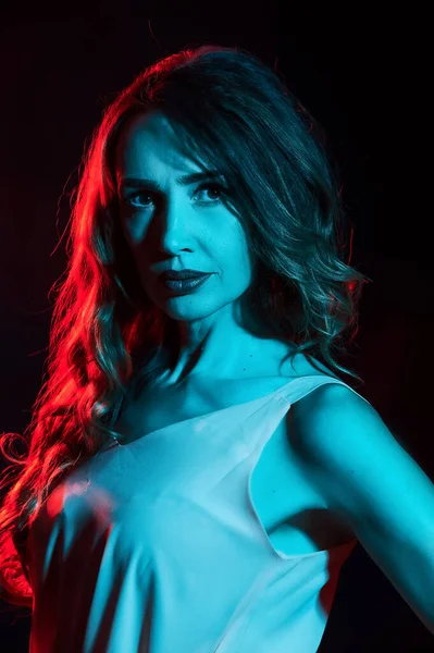 Turkuaz filtreyle aydınlatılmış kız