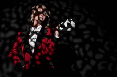 Işıklı ve gölgeli bir kız