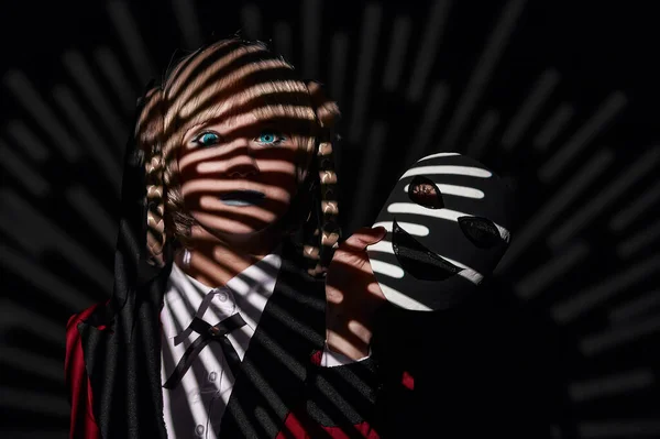 Işıklı ve gölgeli bir kız