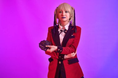 Renkli bir arkaplanda elinde iskambil kağıtları olan kız