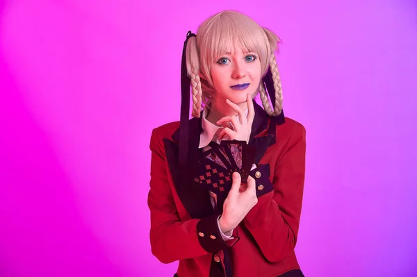 Renkli bir arkaplanda elinde iskambil kağıtları olan kız