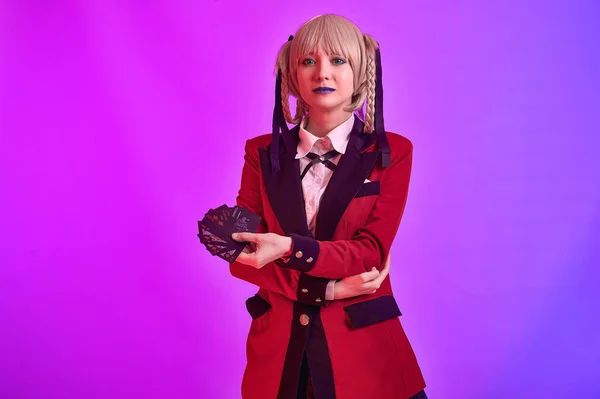 Renkli bir arkaplanda elinde iskambil kağıtları olan kız