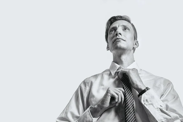 Yorgun yöneticinin kravat bağlaması üzücü ve depresif.