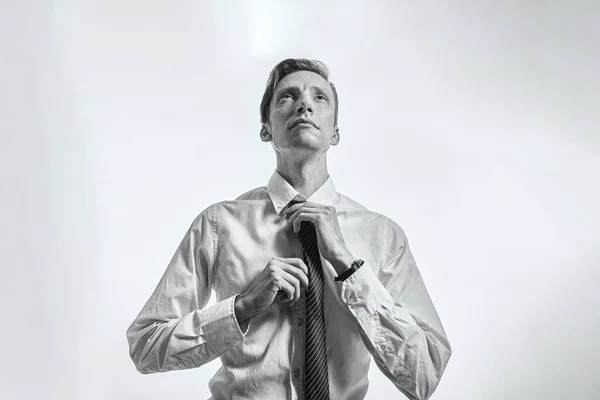 Yorgun yöneticinin kravat bağlaması üzücü ve depresif.