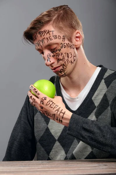 Bir adam yeşil bir elmaya bakar ve diyet düşünür.