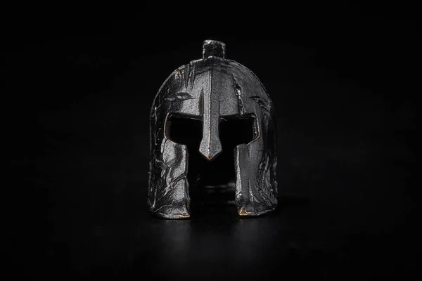Metal bir kask. Spartalılar 'ın kaskı. Savaşçılar Miğferi