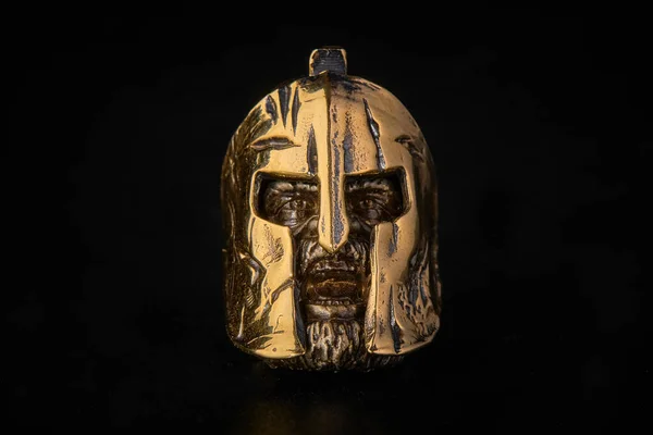 Um capacete dourado. O capacete dos espartanos. Capacete de guerreiros — Fotografia de Stock
