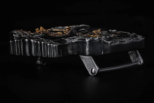 İzole edilmiş bir arkaplanda el yapımı antika kemer tokası