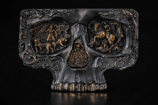 İzole edilmiş bir arkaplanda el yapımı antika kemer tokası