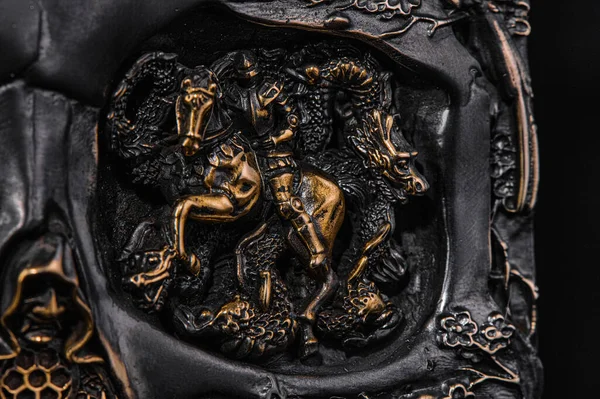 İzole edilmiş bir arkaplanda el yapımı antika kemer tokası