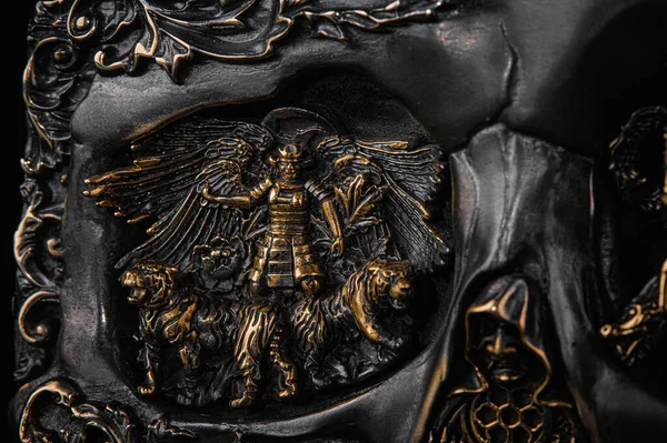 İzole edilmiş bir arkaplanda el yapımı antika kemer tokası