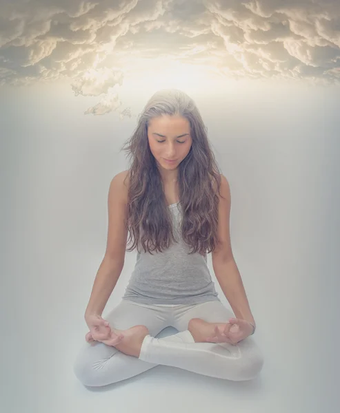 Para as nuvens - Meditação de lótus - Posição de energia de ioga — Fotografia de Stock