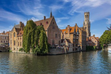 Belçika - Bruges, nehirde yansıyan güzel manzara
