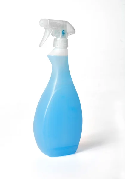 Limpiador de pulverización con producto químico blu aislado sobre fondo blanco —  Fotos de Stock