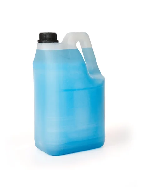 Plasti zbiornika pełnego blu chemicznych cieczy na białym tle na białym tle — Zdjęcie stockowe