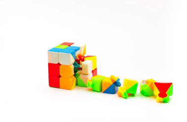 Zeka küpü. Bulmaca. Renkli oyuncak. Çok renkli küp.