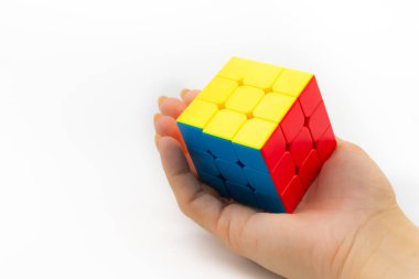 Zeka küpü. Bulmaca. Renkli oyuncak. Çok renkli küp.