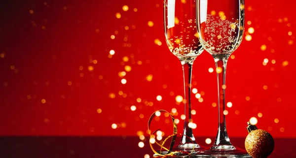 Ποτήρια Σαμπάνια Και Serpentine Κόκκινο Φόντο Χριστούγεννα Και Πρωτοχρονιά Έννοια — Φωτογραφία Αρχείου