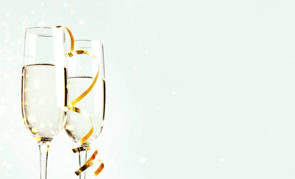 Bicchieri Con Champagne Serpentino Sfondo Bianco Spazio Testo Capodanno Concetto — Foto Stock