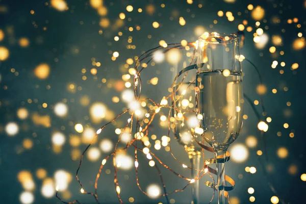 Två Glas Champagne Med Brinnande Ljus — Stockfoto