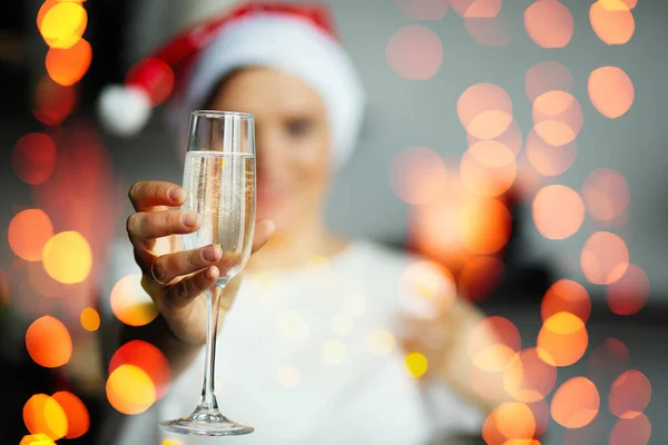 샴페인 한잔하며 크리스마스 휴가를 즐기는 여성들 — 스톡 사진