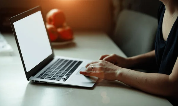 Eine Frau Arbeitet Hause Laptop Und Tippt Text Auf Der — Stockfoto