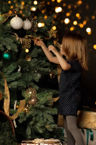 Holčička obléká se vánoční stromek Royalty Free Stock Fotografie