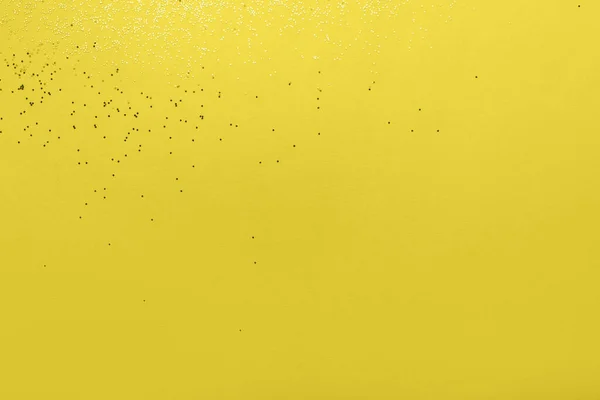 黄色の背景とスパンコール 新年のイルミネーション2021 — ストック写真