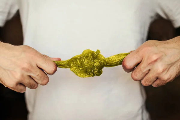 Пластиковый Пакет Желтого Цвета Завязан Мужской Рукой Выбросить — стоковое фото